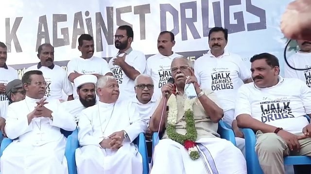 'ബഹു' ചേര്ത്ത് വിളിച്ചില്ലെങ്കില് പൊലീസ് പിടിക്കും, ഒരൊറ്റ അടിക്ക് മരിച്ചുപോകും; പരിഹസിച്ച് ടി പത്മനാഭന് ( വിഡിയോ )