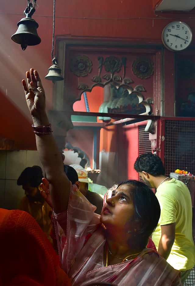 ദുർഗ്ഗാദേവി അടക്കമുള്ള ദേവതകൾക്ക് പൂജകൾ അർപ്പിക്കുന്നതാണ് ഈ ദിവസങ്ങളിലെ പ്രധാന ചടങ്ങ്.
