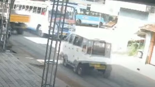 സ്വകാര്യ ബസുകള്ക്കിടയില്പ്പെട്ടു,
എട്ടാം ക്ലാസ് വിദ്യാര്ഥിയുടെ വിരല് അറ്റു