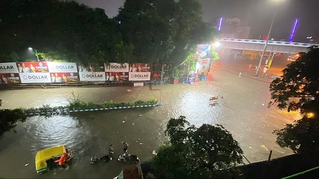 കൊല്ക്കത്തയില് കനത്ത മഴ, വെള്ളക്കെട്ടില് മുങ്ങി നഗരം; 5 മരണം
