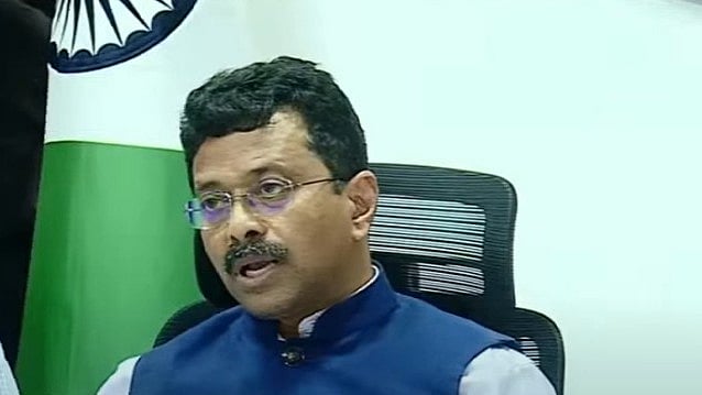 ഭൂട്ടാനില്നിന്ന് അനധികൃത വാഹനക്കടത്ത്; പിടിച്ചെടുത്തത് 36 വാഹനങ്ങള്, ഫോണ് വന്നതിന് പിന്നാലെ വാര്ത്താസമ്മേളനം അവസാനിപ്പിച്ച് കസ്റ്റംസ് കമ്മീഷണര്