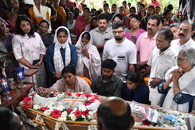 വയനാട്ടില്‍ 10 വർഷത്തിനിടെ ആത്മഹത്യ ചെയ്തത് 5 കോണ്‍ഗ്രസുകാര്‍, ഒരു ആത്മഹത്യാശ്രമം. കോണ്‍ഗ്രസ് പാര്‍ട്ടിയില്‍ നടക്കുന്ന രാഷ്ട്രീയ ആത്മഹത്യകളെക്കുറിച്ച് 