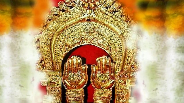 ദുരിതങ്ങളില്‍ നിന്നും കരകയറ്റും, കുട്ടിയും തൊട്ടിയും; അനുഗ്രഹ ഭാവത്തില്‍ 'കൈപ്പത്തി ക്ഷേത്രം'