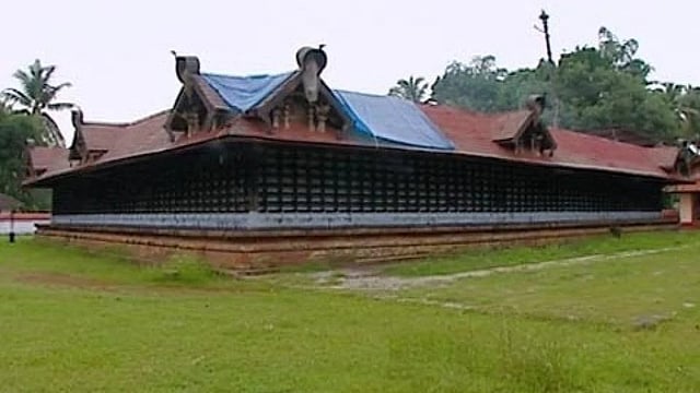 വടക്കന്‍ പാട്ടുകളിലെ നായകരുടെ ആരാധനാമൂര്‍ത്തി, 1500 വര്‍ഷം പഴക്കം; 'കേരളത്തിന്റെ രക്ഷക്കായി' ലോകനാര്‍ക്കാവ് ഭഗവതി ക്ഷേത്രം 