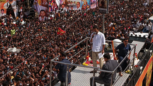 അഗാധമായ ദുഃഖം രേഖപ്പെടുത്തുന്നുവെന്ന് രാഷ്ട്രപതി, ഹൃദയത്തെ നടുക്കിയെന്ന് രജനീകാന്ത്; കരൂര് ദുരന്തത്തില് അപലപിച്ച് നേതാക്കള്