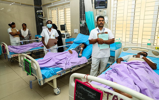 തിക്കിലും തിരക്കിലും പെട്ട് പരിക്കേറ്റ് ചികിത്സയിൽ കഴിയുന്നവർ.
