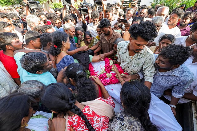 കരൂർ ഗവൺമെന്റ് ആശുപത്രിയിൽ നിന്ന് മരിച്ചയാളുടെ മൃതദേഹം ഏറ്റുവാങ്ങുന്ന ബന്ധുക്കൾ.