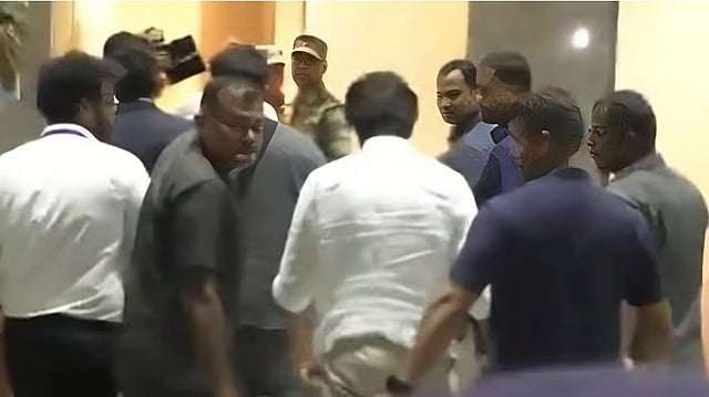 'ഒന്നും മിണ്ടാതെ ഓടിപ്പോയി, അയാളെ അറസ്റ്റ് ചെയ്യണം'; ദുരന്തത്തിനിടെ ചെന്നൈയിലേക്ക് മടങ്ങിയ വിജയിനെതിരെ രൂക്ഷ വിമര്ശനം