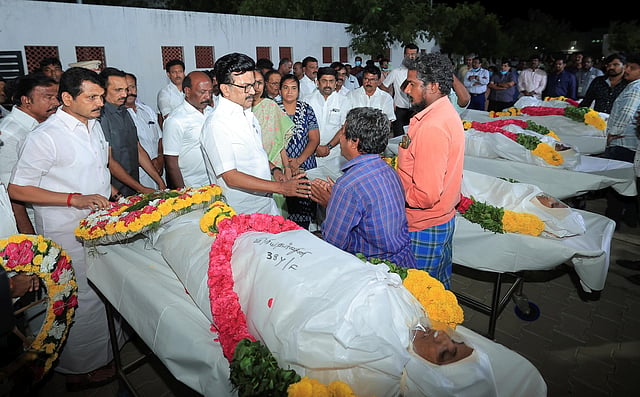 ദുരന്തത്തിൽ മരിച്ചവരുടെ കുടുംബാംഗങ്ങളോട് വിവരങ്ങൾ ചോദിച്ചറിയുന്ന മുഖ്യമന്ത്രി എം കെ സ്റ്റാലിൻ.