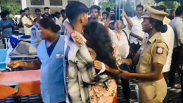 കരൂര് ദുരന്തം: 25 പേര് മരിച്ചത് ശ്വാസം കിട്ടാതെ; പലരുടെയും വാരിയെല്ലുകള് ഒടിഞ്ഞു; പോസ്റ്റ്മോര്ട്ടം റിപ്പോര്ട്ട് പുറത്ത്
