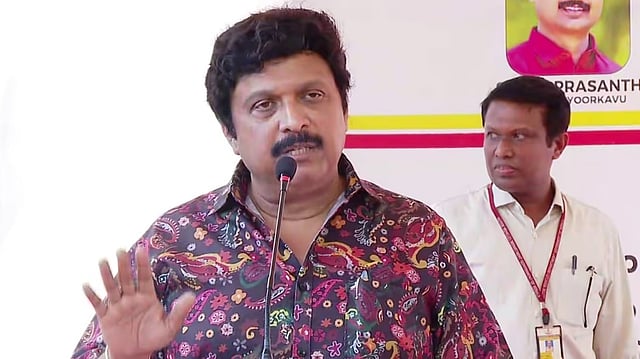 വാഹനങ്ങള് കൊട്ടാരത്തിന് മുന്നില് ഇട്ടില്ല, ഗതാഗത വകുപ്പിന്റെ പരിപാടി റദ്ദാക്കി ഗണേഷ് കുമാര് മടങ്ങി