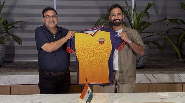 ദിനേഷ് കാര്ത്തിക് വീണ്ടും കളത്തില്! ഷാര്ജ വാരിയേഴ്സിനായി ഐഎല്ടി20യില് അരങ്ങേറും