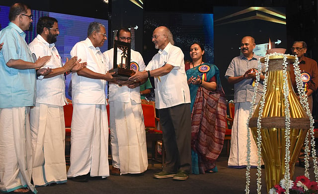 ടിജെഎസ് ജോര്ജിന് മുഖ്യമന്ത്രി സ്വദേശാഭിമാനി പുരസ്കാരം നല്കുന്നു