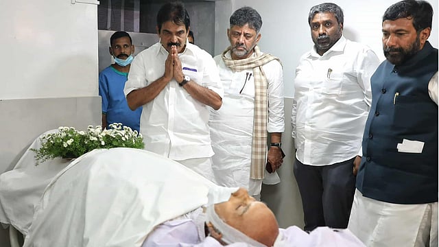 'ഭരണകൂടങ്ങളെ വിമര്ശിക്കാന് മടി കാണിക്കാത്ത മാധ്യമപ്രവര്ത്തകന്'; അനുസ്മരിച്ച് നേതാക്കള്
