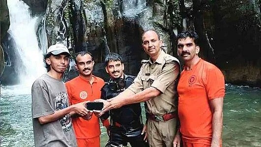 Firefighters retrieved iPhone missed Keralaamkund Waterfalls in Karuvarakundu