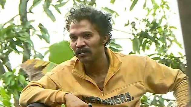 അച്ഛനെ വെട്ടിയ ശേഷം ആത്മഹത്യ ഭീഷണി മുഴക്കി മകന്, വീട്ടില് ആഭിചാരക്രിയയുടെ അടയാളങ്ങള്
