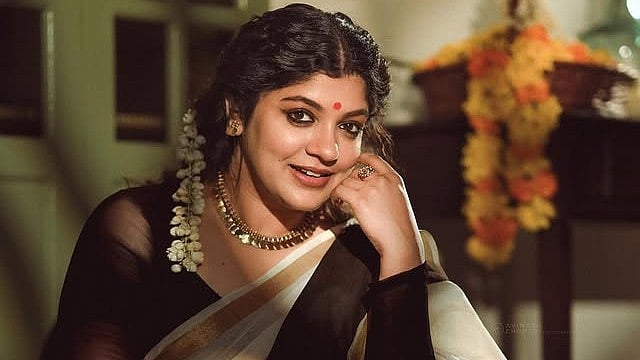 'ഡബ്ബ് ചെയ്യാത്തതിന്റെ പേരിൽ അവാർഡ് കിട്ടാതെ പോകരുതെന്ന് സുധ മാം പറഞ്ഞു'; സൂരറൈ പോട്രിനെക്കുറിച്ച് അപർണ ബാലമുരളി