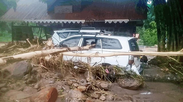 ബംഗാളിലെ ഡാര്ജിലിങ്ങില് കനത്ത മഴയും മണ്ണിടിച്ചിലും, വന് നാശം; 17 മരണം