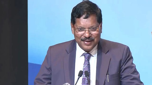 'സനാതന ധര്മത്തെ അപമാനിക്കുന്നത് സഹിക്കില്ല'; സുപ്രീം കോടതിയില് ചീഫ് ജസ്റ്റിസിന് നേരെ ഷൂ എറിയാന് അഭിഭാഷകന്റെ ശ്രമം