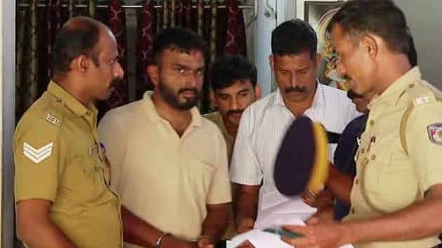 പ്രണയം നടിച്ച് മൂന്നാം ദിനം വീട്ടമ്മയില്‍ നിന്ന് പത്തുപവന്‍ കവര്‍ന്നു;  യൂത്ത് കോണ്‍ഗ്രസ് നേതാവ് അറസ്റ്റില്‍