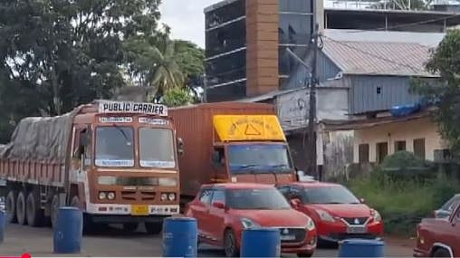 കുരുക്കഴിയുന്നില്ല, മുരിങ്ങൂരില്‍  കിലോമീറ്ററോളം വാഹനങ്ങളുടെ നിര, ടോള്‍  വിഷയം ഇന്ന് ഹൈക്കോടതിയില്‍