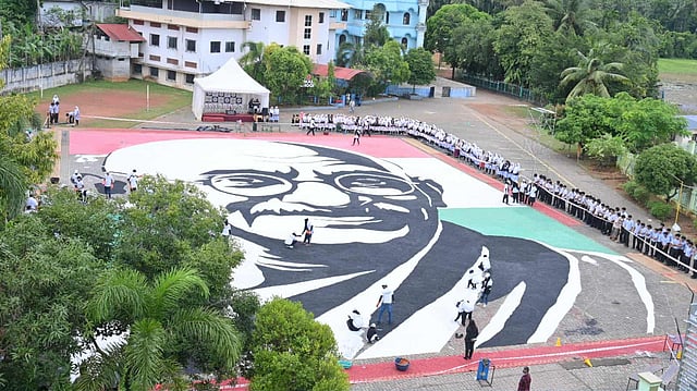 10,000 കിലോ ഉപ്പില് ഗാന്ധിജിയുടെ ഛായാചിത്രം, ലോക റെക്കോര്ഡ്, വിഡിയോ
