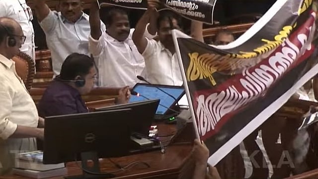 'കാട്ടുകള്ളന്മാര്‍, അമ്പലം വിഴുങ്ങികള്‍'; നിയമസഭയില്‍ ശരണം വിളിച്ച് പ്രതിപക്ഷ പ്രതിഷേധം, മന്ത്രിയുടെ രാജി ആവശ്യപ്പെട്ട് ബാനറുകളുമായി നടുത്തളത്തില്‍