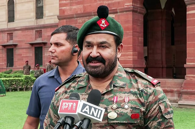 ഇക്കഴിഞ്ഞ ദേശീയ ചലച്ചിത്ര പുരസ്കാര വിതരണത്തിനിടെയാണ് മോഹൻലാലിന് ഫാൽക്കെ പുരസ്കാരം രാഷ്ട്രപതി സമ്മാനിച്ചത്.
