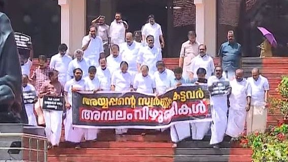 ദ്വാരപാലകശില്‍പം സംസ്ഥാനത്തെ ഏത് കോടീശ്വരനാണ് വിറ്റത്?, ദേവസ്വം മന്ത്രി ഇന്നുതന്നെ രാജിവയ്ക്കണം;  നിയമസഭയില്‍പ്രതിപക്ഷ ബഹളം