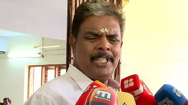 'ശ്രീകോവിലിന്റെ കട്ടിളപ്പാളികളും കൊണ്ടുപോയി'; ദേവസ്വം  മുന്‍ അഡ്മിനിസ്‌ട്രേറ്റീവ് ഓഫീസര്‍ മുരാരി ബാബുവിന് സസ്‌പെന്‍ഷന്‍