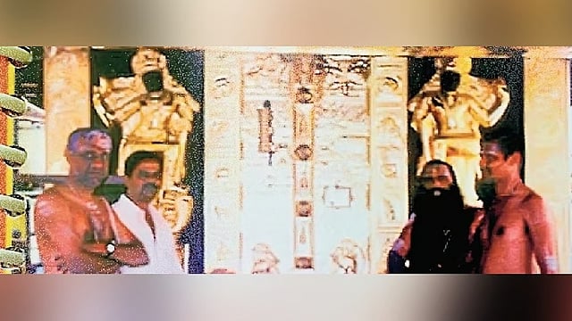 ദ്വാരപാലക വിഗ്രഹങ്ങളിലെ സ്വര്ണപ്പാളികള് സമ്പന്നരായ ഭക്തര്ക്ക് തകിടുകളായി വിറ്റു?; ഉണ്ണികൃഷ്ണന് പോറ്റിക്ക് കൈമാറും മുമ്പും ശേഷവുമുള്ള ചിത്രങ്ങളില് വന് വ്യത്യാസം