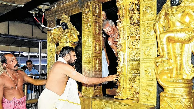 'സ്മാര്ട്ട് ക്രിയേഷന്സിന് വൈദഗ്ധ്യമില്ല'; ഇ-മെയില് പിന്വലിച്ച് തിരുവാഭരണം കമ്മീഷണര്, ദുരൂഹത