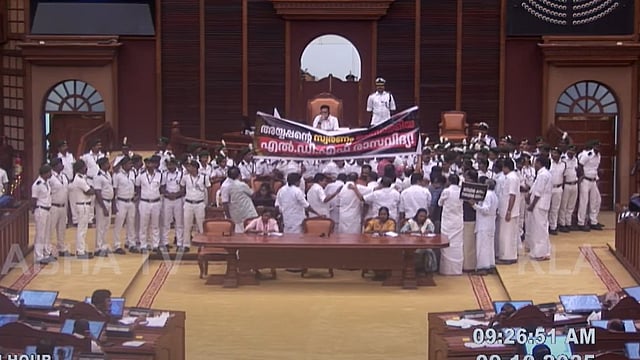 'അയ്യപ്പന്റെ സ്വർണം ചെമ്പാക്കിയ എൽഡിഎഫ് രാസവിദ്യ' ബാനറുമായി പ്രതിപക്ഷം; പിടിച്ചുമാറ്റാൻ സ്പീക്കറുടെ നിർദേശം; സഭ ഇന്നും പ്രക്ഷുബ്ധം