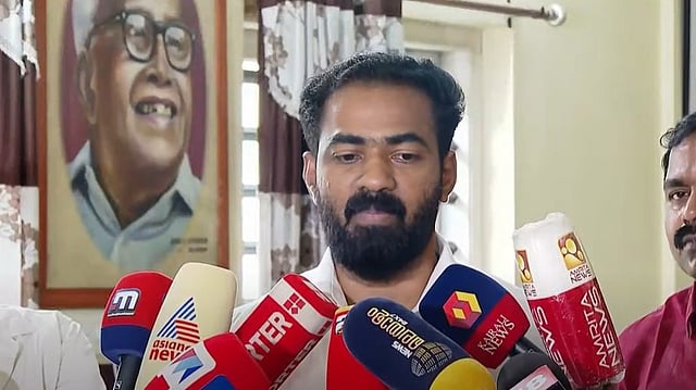 'ഷാഫിയുടേത് കഞ്ഞിക്കുഴി സതീശന് തോറ്റുപോവുന്ന ഷോ, വെറുതെ നിന്നപ്പോൾ അല്ലല്ലോ അടി കൊണ്ടത്': വി കെ സനോജ്