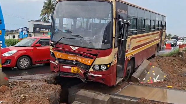 കെഎസ്ആര്ടിസി ബസ് കുഴിയില് വീണു; ആര്ക്കും അപകടമില്ല