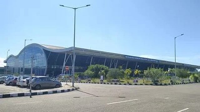 ജീന്സിനുള്ളില് തുന്നിച്ചേര്ത്ത് കടത്താന് ശ്രമം; തിരുവനന്തപുരം വിമാനത്താവളത്തില് പിടികൂടിയത് 360 ഗ്രാം സ്വര്ണം