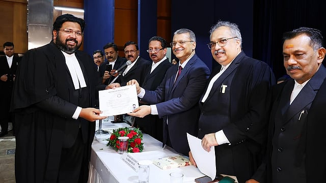 'നിയമ പരിജ്ഞാനമുണ്ടെങ്കില്‍...',അഭിഭാഷകനായി എന്റോള്‍ ചെയ്ത് ശബരീനാഥന്‍