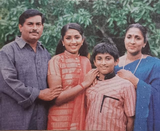 ദിലീപ് നായകനായ ഇഷ്ടം എന്ന ചിത്രത്തിലൂടെയാണ് നവ്യ നായർ വെള്ളിത്തിരയിൽ ചുവടുറപ്പിക്കുന്നത്.