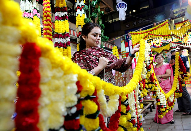 പക്ഷേ ദക്ഷിണേന്ത്യയില് കഥ വേറെയാണ്. നരാകാസുരനെ കൃഷ്ണന് വധിച്ചതിന്റെ അടയാളമായാണ് ദീപാവലി ആഘോഷിക്കപ്പെടുന്നത്.
