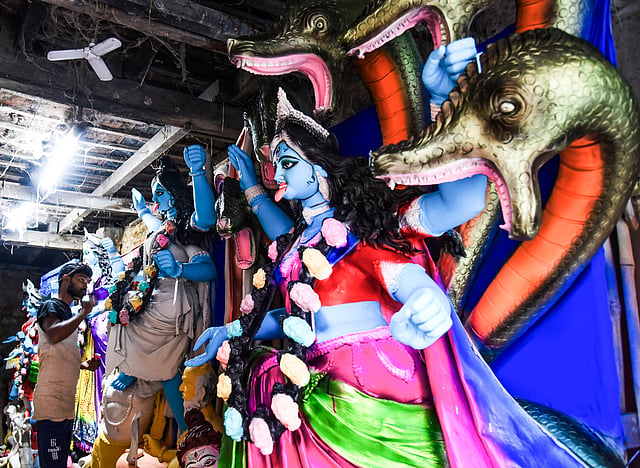 രാവണന്റെ വധത്തിന് ശേഷം ആയോധ്യയിലേക്ക് തിരിച്ച് വരുന്ന രാമനെയും, സീതയെയും, ലക്ഷ്മണനെയും ഹനുമാനെയും വരവേറ്റ ഓര്മ്മയ്ക്കായാണ് ഉത്തരേന്ത്യയില് ഈ ദിവസം ആചരിക്കുന്നത്.