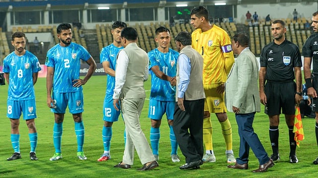 സിംഗപ്പൂരിനെതിരെ അപ്രതീക്ഷിത തോല്വി, ഏഷ്യന് കപ്പ് ഫുട്ബോളില് ഇന്ത്യ പുറത്ത്