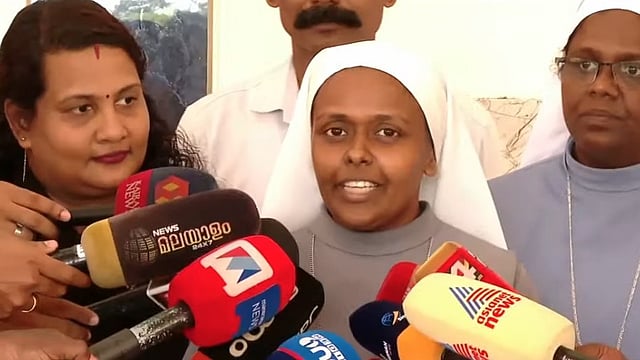 യൂണിഫോം നിശ്ചയിക്കാന് മാനേജ്മെന്റിന് അധികാരം, മന്ത്രി നടപടിക്കു നിര്ദേശിച്ചത് രമ്യമായി പരിഹരിച്ച വിഷയത്തില്: സ്കൂള് അധികൃതര്