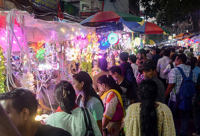 ദീപങ്ങളുടെ ഉത്സവമായ ദീപാവലി ഇന്ത്യയില് വളരെ ഗംഭീരമായാണ് ആഘോഷിക്കുന്നത്.