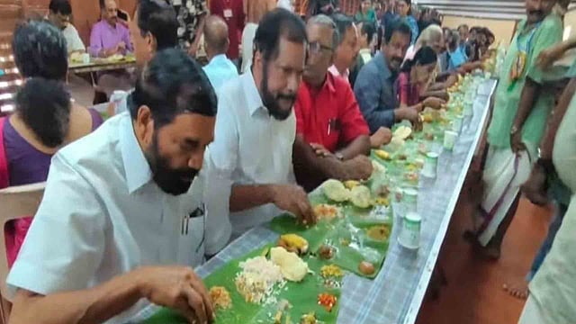 വള്ളസദ്യയില് മന്ത്രിക്കൊപ്പം ബിജെപി നേതാക്കളും; വിവാദത്തിന് പിന്നില് ഗൂഢാലോചന, തെറ്റു പറ്റിയെങ്കില് തിരുത്തുമെന്ന് പള്ളിയോട സേവാ സംഘം