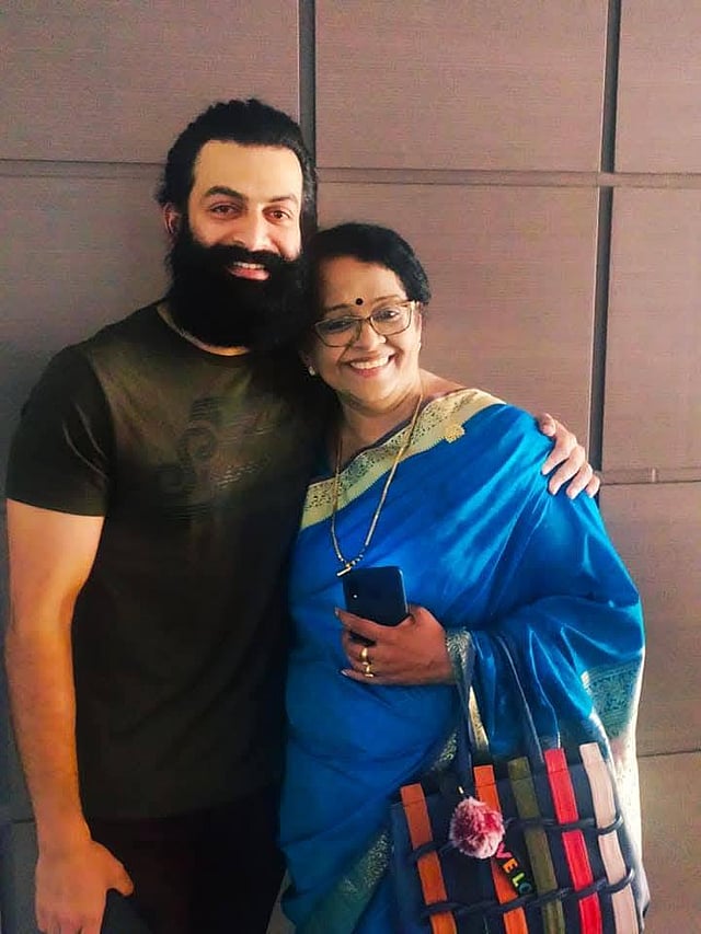 പൃഥ്വിയുടെ ചിത്രം പങ്കുവെച്ചുകൊണ്ട് ജൂനിയർ സുകുമാരൻ എന്ന് വിളിച്ചുകൊണ്ടാണ് അമ്മ മല്ലിക സുകുമാരൻ ജന്മദിനാശംസകൾ അറിയിച്ചത്.