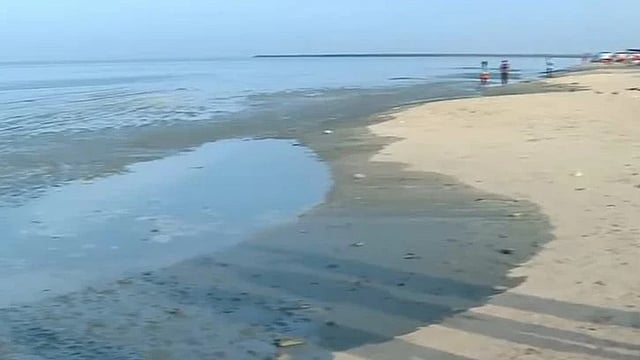 കോഴിക്കോട് ബീച്ചില്‍ ഉള്‍വലിഞ്ഞ് കടല്‍ ; തീരത്ത് ചെളിക്കെട്ട്  