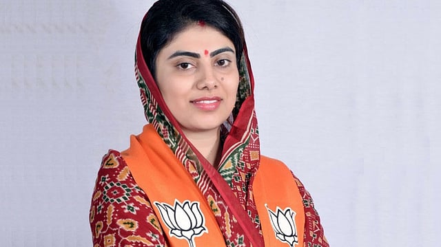 രവീന്ദ്ര ജഡേജയുടെ ഭാര്യ റിവാബ ഗുജറാത്തില് മന്ത്രി; 26 പേരെ ഉള്പ്പെടുത്തി ഭൂപേന്ദ്ര പട്ടേല് മന്ത്രിസഭ പുനഃസംഘടിപ്പിച്ചു