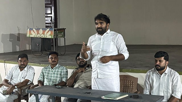 പ്രതിഷേധം തുടര്ന്ന് ചാണ്ടി ഉമ്മന്; കെപിസിസി വാട്സ് ആപ്പ് ഗ്രൂപ്പുകളില് നിന്ന് ഗെറ്റ് ഔട്ട് അടിച്ചു