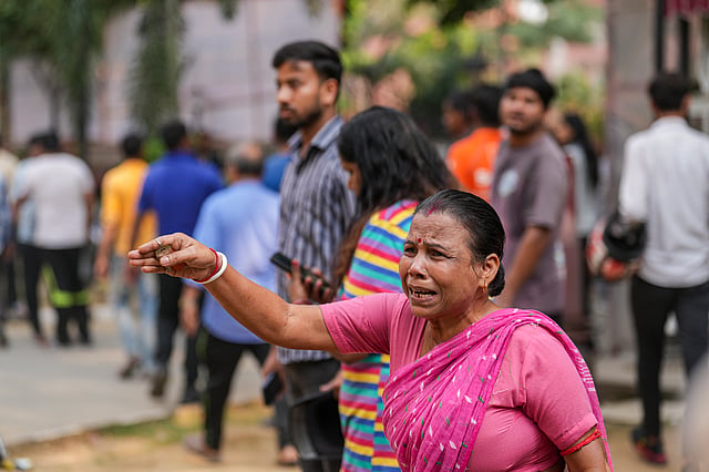 അപ്പാര്ട്ട്മെന്റിന് താഴെ ഉപയോഗ ശൂന്യമായി കൂട്ടിയിട്ടിരുന്ന ഫര്ണീച്ചറുകളിലാണ് ആദ്യം തീ പടര്ന്നത്.