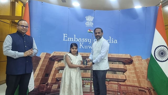 കുവൈത്തിലെ ആദ്യ 
ഇ-പാസ്പോർട്ട് ആയിഷ സ്വന്തമാക്കി  